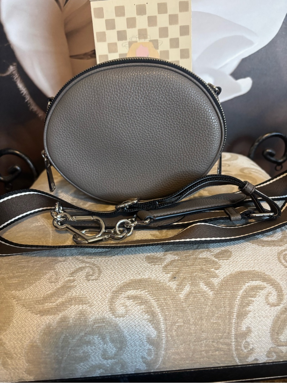 Marc Jacobs Oval Pebbled Leather Crossbody in Gray with Detachable Strap - Picture 5 of 12